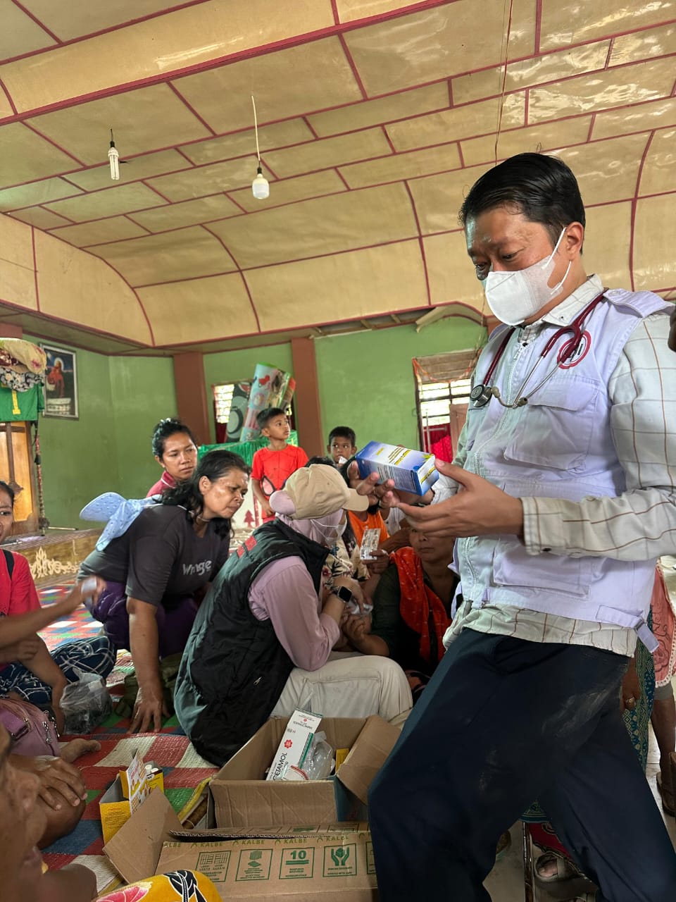 Kabupaten Madina - Penyerahan bantuan logistik berupa makanan, air mineral, dan obat-obatan