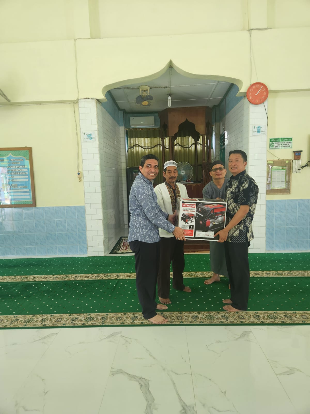 Langkat - Penyerahanan genset ke Mesjid dan Pesantren tempat pengungsian warga